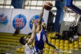 Pebasket Pacific Caesar Surabaya Yerikho C Tuasela (kiri) berusaha menghalangi laju pebasket Satria Muda Pertamina Gary Jacobs Jr (kanan) saat pertandingan seri kedua IBL Pertamax 2020 di GOR Ctra, Bandung, Jawa Barat, Minggu (19/1/2020). Pacific Caesar Surabaya menang atas Satria Muda Pertamina dengan skor 75-73. ANTARA JABAR/M Agung Rajasa/agr