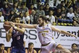 Pebasket Bank BPD DIY Bima Perkasa Devin Richard Gilligan (kanan) berusaha merebut bola dari pebasket Pelita Jaya Bakrie Govinda Julian Saputra (kiri) saat pertandingan seri kedua IBL Pertamax 2020 di GOR Ctra, Bandung, Jawa Barat, Minggu (19/1/2020). Pelita Jaya Bakrie menang atas Bank BPD DIY Bima Perkasa dengan skor 67-53. ANTARA JABAR/M Agung Rajasa/agr