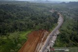 Foto udara proyek pembangunan jalur penyelamat di Tanjakan Emen, Kabupaten Subang, Jawa Barat, Minggu (19/1/2020). Pemerintah Provinsi Jawa Barat membangun 6 titik jalur penyelamat di sepanjang Tanjakan Emen yang memiliki panjang 7 kilometer guna meminimalisir kecelakaan yang kerap kali terjadi di tanjakan tersebut. ANTARA JABAR/Raisan Al Farisi/agr