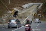 Pekerja mengggunakan alat berat menyelesaikan proyek pembangunan jalur penyelamat di Tanjakan Emen, Kabupaten Subang, Jawa Barat, Minggu (19/1/2020). Pemerintah Provinsi Jawa Barat membangun 6 titik jalur penyelamat di sepanjang Tanjakan Emen yang memiliki panjang 7 kilometer guna meminimalisir kecelakaan yang kerap kali terjadi di tanjakan tersebut. ANTARA JABAR/Raisan Al Farisi/agr