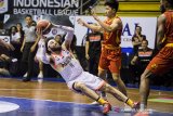 Pebasket NSH Jakarta Jordan Madrid Andrews (kiri) berusaha melempar bola dibayangi dua pebasket Satya Wacana Salatiga Hal Shane Heyward (kanan) dan Antoni Erga (tengah) saat pertandingan seri kedua IBL Pertamax 2020 di GOR Ctra, Bandung, Jawa Barat, Minggu (19/1/2020). Satya Wacana Salatiga menang atas NSH Jakarta dengan skor 89-77. ANTARA JABAR/M Agung Rajasa/agr