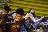 Dua pebasket Satya Wacana Salatiga Leshirom Montrell Williams (tengah) dan Hal Shane Heyward (kiri) berusaha menghalangi pebasket NSH Jakarta Jordan Madrid Andrews (kanan) saat pertandingan seri kedua IBL Pertamax 2020 di GOR Ctra, Bandung, Jawa Barat, Minggu (19/1/2020). Satya Wacana Salatiga menang atas NSH Jakarta dengan skor 89-77. ANTARA JABAR/M Agung Rajasa/agr