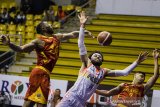 Dua pebasket Satya Wacana Salatiga Hal Shane Heyward (kiri) dan David Liberty Nuban (kanan) berusaha merebut bola dari pebasket NSH Jakarta Jordan Madrid Andrews (tengah) saat pertandingan seri kedua IBL Pertamax 2020 di GOR Ctra, Bandung, Jawa Barat, Minggu (19/1/2020). Satya Wacana Salatiga menang atas NSH Jakarta dengan skor 89-77. ANTARA JABAR/M Agung Rajasa/agr