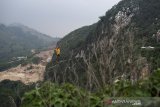 Penggiat Slackline berjalan melintasi tali sepanjang 200 meter saat Bandung Highline Festival di gunung Hawu, Padalarang, Kabupaten Bandung Barat, Jawa Barat, Senin (20/1/2020). Kegiatan tersebut merupakan olahraga yang menitikberatkan pada keseimbangan serta konsentrasi dan menjadi salah satu olahraga yang diminati generasi muda di sejumlah daerah. ANTARA JABAR/M Agung Rajasa/agr