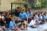 Anak-anak belajar musik tradisional pada Sinau Tabuhan Banyuwangi di Kampoeng Batara Papring, Banyuwangi, Jawa Timur, Minggu (17/1/2020). Sinau Tabuhan Sanggar Joyo Karyo kepada anak-anak Kampoeng Baca Taman Rimba (Batara) itu, untuk mengenalkan dasar-dasar notasi gamelan kepada anak. Antara Jatim/Budi Candra Setya/zk.