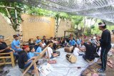 Anak-anak belajar musik tradisional pada Sinau Tabuhan Banyuwangi di Kampoeng Batara Papring, Banyuwangi, Jawa Timur, Minggu (17/1/2020). Sinau Tabuhan Sanggar Joyo Karyo kepada anak-anak Kampoeng Baca Taman Rimba (Batara) itu, untuk mengenalkan dasar-dasar notasi gamelan kepada anak. Antara Jatim/Budi Candra Setya/zk.