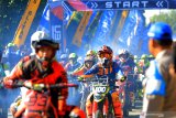 Pembalap memacu kecepatan di titik start saat Bhayangkara Adventure Trail Seven 2020 yang mengambil titik Start dan Finish di Bendungan Wlingi Raya di Blitar, Jawa Timur, Minggu (19/1/2020). Olah raga motor trail yang diinisiasi oleh polres Blitar tersebut, diikuti oleh lebih dari lima ribu peserta yang terdiri dari Atlet Motocross Naisonal maupun penghobi olah raga motor ekstrim dari sejumlah propinsi di Indonesia seperti Kalimantan, Jawa Barat, Sumatera, dan Bali. Antara Jatim/Irfan Anshori/zk.