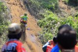 Pembalap mengendalikan laju motornya di jalur ekstrim saat Bhayangkara Adventure Trail Seven 2020 yang mengambil titik Start dan Finish di Bendungan Wlingi Raya di Blitar, Jawa Timur, Minggu (19/1/2020). Olah raga motor trail yang diinisiasi oleh polres Blitar tersebut, diikuti oleh lebih dari lima ribu peserta yang terdiri dari Atlet Motocross Naisonal maupun penghobi olah raga motor ekstrim dari sejumlah propinsi di Indonesia seperti Kalimantan, Jawa Barat, Sumatera, dan Bali. Antara Jatim/Irfan Anshori/zk.