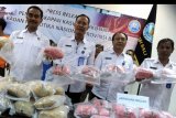 Petugas menunjukkan barang bukti saat rilis pengungkapan kasus narkotika jenis ganja jaringan Medan di Kantor Badan Narkotika Nasional (BNN) Provinsi Bali, Denpasar, Senin (20/1/2020). BNNP Bali mengamankan tersangka berinisial CRW dengan barang bukti ganja seberat 29,1 kg yang dikirimkan dari Medan, Sumatera Utara ke Bali melalui jasa ekspedisi pengiriman barang. ANTARA FOTO/Fikri Yusuf/nym.