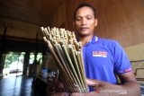 Seorang perajin memperlihatkan sedotan minuman yang terbuat dari tanaman purun (tumbuhan rawa) di Gallery Kembang Ilung Desa Banyu Irang, Kabupaten Hulu Sungai Utara, Kalimantan Selatan, Senin (20/1/2020). Sedotan yang ramah lingkungan tersebut dapat menggantikan sedotan yang terbuat dari plastik. Foto Antaranews Kalsel/Bayu Pratama S.