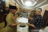 Bupati Hulu Sungai Utara Abdul Wahid (kiri) menerima kalender Antara 2020 yang diserahkan Kepala Perum LKBN Antara Biro Kalsel Nurul Aulia Badar (kiri) saat berkunjung ke kantor Pemerintah Kabupaten Hulu Sungai Utara di Amuntai, Kalimantan Selatan, Senin (20/1/2020). Foto Antaranews Kalsel/Bayu Pratama S.