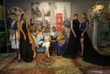 Model berpose dengan mengenakan busana rancangan desainer Indonesian Fashion Chamber (IFC) Surabaya di sela-sela jumpa pers Surabaya Fashion Parade (SFP) 2020 yang mengusung tema 
