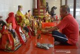 Warga membersihkan Patung Dewa di Vihara Dharma Bhakti, Banda Aceh, Aceh, Senin (20/1/2020). Membersihkan patung dewa di vihara tersebut dalam rangka menyambut perayaan Tahun Baru Imlek 2571 tanggal 25 Januari 2020 mendatang dan selain penataan untuk memberikan rasa nyaman dalam beribadah. Antara Aceh/Ampelsa.