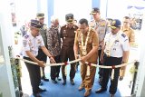 Bupati Situbondo Dadang Wigiarto (kedua kanan), di dampingi Direktur Kesatuan Penjagaan Laut dan Pantai (KPLP) Ditjen Perhubungan Laut Ahmad AM (kanan), Kepala Kantor Kesyahbandaran dan Otoritas Pelabuhan (KSOP) Kelas IV Panarukan Capt Miftakhul Hadi (kiri), dan jajaran Forkopimda menggunting bunga saat peresmian KSOP di Dermaga baru Panarukan, Situbondo, Jawa Timur, Senin (20/1/2020). Gedung KSOP tersebut untuk meningkatkan pelayanan pengguna jasa, serta pelabuhan bisa berkembang dengan datangnya investor dan kapal. Antara Jatim/Seno/zk.