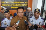 Bupati Situbondo Dadang Wigiarto (tengah), Direktur Kesatuan Penjagaan Laut dan Pantai (KPLP) Ditjen Perhubungan Laut Ahmad AM (kanan), Kepala Kantor Kesyahbandaran dan Otoritas Pelabuhan (KSOP) Kelas IV Panarukan Capt Miftakhul Hadi (kiri), menjawab pertanyaan wartawan saat peresmian KSOP di Dermaga baru Panarukan, Situbondo, Jawa Timur, Senin (20/1/2020). Gedung KSOP tersebut untuk meningkatkan pelayanan pengguna jasa, serta pelabuhan bisa berkembang dengan datangnya investor dan kapal. Antara Jatim/Seno/zk.