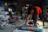 Pengrajin membuat tas anyam berbahan plastik daur ulang untuk dijual dengan harga  Rp6500 hingga 15.000 per buah di Ngawi, Jawa Timur, Senin (20/1/2020). Pengusaha tas anyam plastik daur ulang setempat mengaku, sejak sebulan terakhir permintaan barang kerajinan tersebut meningkat hingga 30 persen seiring makin meningkatnya kesadaran masyarakat tentang kecintaan lingkungan dengan penggunaaan bahan ramah lingkungan. Antara Jatim/Ari Bowo Sucipto/zk