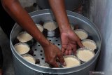 Pekerja memasak adonan kue keranjang di industri rumahan kawasan Sidoarjo, Jawa Timur, Senin (20/1/2020).  Jelang perayaan Imlek pelaku usaha kue keranjang rumahan bisa memproduksi sebanyak 400 kue perhari dan dijual dengan harga Rp.17 ribu perbiji. Antara Jatim/Umarul Faruq/zk