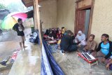 Warga belajar dasar komputer di teras rumah warga Papring, Kalipuro, Banyuwangi, Jawa Timur, Minggu (17/1/2020). Kegiatan belajar nonformal yang didirikan oleh Kampoeng Batara untuk kejar paket A dan B itu, digelar karena banyak warga sekitar yang tidak menamatkan pendidikannya di tingkat SD dan SMP. Antara Jatim/Budi Candra Setya/zk.