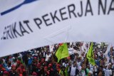 Ratusan buruh menggelar aksi unjuk rasa menentang omnibus law di Jakarta, Senin (20/1/2020). Dalam aksinya mereka menolak omnibus law yang dinilai hanya menguntungkan pengusaha dan investor serta merugikan pekerja di Indonesia. ANTARA FOTO/Akbar Nugroho Gumay/nym.