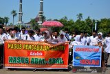 Ratusan santri dan alumni dari salah satu pesantren di Ploso menggelar aksi unjuk rasa di Alun-alun Jombang, Jawa Timur, Senin (20/1/2020). Dalam aksinya mereka meminta agar kasus dugaan pencabulan seorang putra kiai terhadap santrinya di Jombang yang kini ditangani Polda Jatim, tidak diintervensi oleh pihak manapun. Antara Jatim/Syaiful Arif/zk