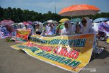 Ratusan santri dan alumni dari salah satu pesantren di Ploso menggelar aksi unjuk rasa di Alun-alun Jombang, Jawa Timur, Senin (20/1/2020). Dalam aksinya mereka meminta agar kasus dugaan pencabulan seorang putra kiai terhadap santrinya di Jombang yang kini ditangani Polda Jatim, tidak diintervensi oleh pihak manapun. Antara Jatim/Syaiful Arif/zk