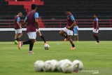 Pesepak bola PSM Makassar Ferdinand Sinaga (kedua kanan) memainkan bola bersama rekannya dalam sesi latihan menjelang pertandingan AFC Cup 2020 di Stadion I Wayan Dipta, Gianyar, Bali, Selasa (21/1/2020). PSM Makassar akan menghadapi klub Lalenok United, Timor Leste pada babak penyisihan atau play off AFC Cup 2020 di Bali pada Rabu (22/1). Antaranews Bali/Nyoman Budhiana.