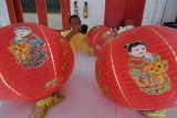 Pekerja membersihkan lampion di Wihara Avalokitesvara, Pamekasan, Jawa Timur, Selasa (21/1/2020). Menjelang perayaan tahun baru Imlek tahun ini, tempat peribadatan itu terus dipercantik guna memberikan rasa nyaman kepada umat yang akan beribadah. Antara Jatim/Saiful Bahri/zk