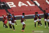 Pesepak bola PSM Makassar melakukan pemanasan dalam sesi latihan menjelang pertandingan AFC Cup 2020 di Stadion I Wayan Dipta, Gianyar, Bali, Selasa (21/1/2020). PSM Makassar akan menghadapi klub Lalenok United, Timor Leste pada babak penyisihan atau play off AFC Cup 2020 di Bali pada Rabu (22/1). Antaranews Bali/Nyoman Budhiana.