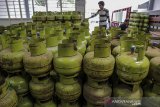 Pekerja menata tabung gas elipiji ukuran tiga kilogram di salah satu agen LPG Kota Tasikmalaya, Jawa Barat, Selasa (21/1/2020). Kementeri Energi dan Sumber Daya Mineral (ESDM) berencana menghemat anggaran subsidi elpiji 3 kilogram pada pertengahan tahun 2020 sebesar 15 persen atau dialokasikan sebesar Rp50,6 triliun dengan harga gas elpiji subsidi 3 kilogram Rp 35.000. ANTARA JABAR/Adeng Bustomi/agr