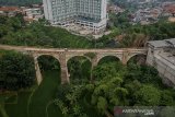 Foto udara Jembatan Cincin yang merupakan jembatan kereta api peninggalan Belanda di Cikuda, Jatinangon, Kabupaten Sumedang, Jawa Barat, Selasa (21/1/2020). Pemprov Jabar bersama PT KAI berencana akan merealisasikan pembangunan jalur kereta api Bandung-Cirebon dalam Rencana Pembangunan Jangka Menengah Nasional (RPJMN) yang akan dimulai dari Rancaekek (Bandung) - Jatinangor - Tanjungsari (Sumedang). ANTARA Jabar/Raisan Al Farisi/agr