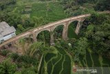 Foto udara Jembatan Cincin yang merupakan jembatan kereta api peninggalan Belanda di Cikuda, Jatinangon, Kabupaten Sumedang, Jawa Barat, Selasa (21/1/2020). Pemprov Jabar bersama PT KAI berencana akan merealisasikan pembangunan jalur kereta api Bandung-Cirebon dalam Rencana Pembangunan Jangka Menengah Nasional (RPJMN) yang akan dimulai dari Rancaekek (Bandung) - Jatinangor - Tanjungsari (Sumedang). ANTARA Jabar/Raisan Al Farisi/agr