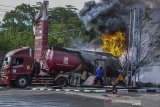 Petugas berusaha memadamkan api pada truk tangki pertamina yang terbakar ketika melakukan pengisian bahan bakar minyak (BBM) di SPBU 3446309 Batulawang, Desa Sukamukti, Kota Banjar, Jawa Barat, Senin (20/1/2020). ANTARA JABAR/Adeng Bustomi/agr