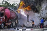 Petugas berusaha memadamkan api pada truk tangki pertamina yang terbakar ketika melakukan pengisian bahan bakar minyak (BBM) di SPBU 3446309 Batulawang, Desa Sukamukti, Kota Banjar, Jawa Barat, Senin (20/1/2020). ANTARA JABAR/Adeng Bustomi/agr