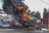 Petugas berusaha memadamkan api pada truk tangki pertamina yang terbakar ketika melakukan pengisian bahan bakar minyak (BBM) di SPBU 3446309 Batulawang, Desa Sukamukti, Kota Banjar, Jawa Barat, Senin (20/1/2020). ANTARA JABAR/Adeng Bustomi/agr