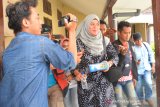 KPK PERIKSA PEJABAT DI MOJOKERTO. Mantan PPK Dinas PUPR Kabupaten Mojokerto, Anik Mutammmimah usai menjalani pemeriksaan penyidik Komisi Pemberantasan Korupsi (KPK) di Mapolresta Mojokerto, Jawa Timur, Selasa (21/1/2020). Sejumlah pejabat Pemkab Mojokerto, kontraktor dan anggota DPRD Kabupaten Mojokerto diperiksa terkait penyidikan kasus Tindak Pidana Pencucian Uang (TPPU) dengan tersangka mantan Bupati Mojokerto Mustofa Kamal Pasa (MKP). Antara Jatim/Syaiful Arif/zk