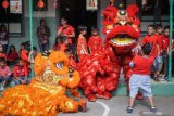 Atraksi barongsai menghibur siswa pada peringatan Tahun Baru Imlek di SD Warga, Solo, Jawa Tengah, Selasa (21/1/2020). Acara tersebut diselenggarakan untuk memperkenalkan kesenian dan budaya Tionghoa di Indonesia kepada para siswa. ANTARA FOTO/Mohammad Ayudha/pras. 