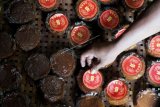 Pekerja membuat kue keranjang di industri kue keranjang rumahan 