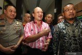 Ari Haryo Wibowo Harjojudanto (Ari Sigit) (tengah) menjawab pertanyaan wartawan usai menjalani pemeriksaan didampingi Kabid Humas Polda Jawa Timur Kombes Pol Trunoyudo Wisnu Andiko (kiri) di gedung Ditreskrimsus Polda Jawa Timur, Surabaya, Jawa Timur, Rabu (22/1/2020). Ari Haryo Wibowo Harjojudanto diperiksa sebagai saksi selama sekitar enam jam dengan 39 pertanyaan terkait kasus dugaan investasi ilegal 'MeMiles'. Antara Jatim/Didik/Zk