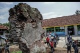 Pengunjung melihat sisa-sisa bangunan Keresidenan Sukapura sebagai heritage cikal bakal terbentuknya pemerintah daerah Tasikmalaya di Sukaraja, Kabupaten Tasikmalaya, Jawa Barat, Rabu (22/1/2020). Puing bangunan itu adalah reruntuhan kediaman Adipati Raden Tumenggung Wiradadaha yang merupakan pimpinan pertama Keresidenan Sukapura tahun 1632 M atau sekarang dikenal sebagai wilayah Tasikmalaya, Jawa Barat. ANTARA FOTO/Adeng Bustomi/nym.