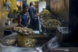 Pekerja menyelesaikan produksi keripik pedas di Sentra Keripik Pedas Cimahi, Jawa Barat, Rabu (22/1/2020). Imbas dari harga cabai yang melonjak hingga Rp 90 ribu per kilo, pengusaha mengatakan dalam sepekan ini modal usaha meningkat sekitar 40 persen dari Rp 16 juta per minggu menjadi Rp 26 juta per minggu. ANTARA JABAR/Raisan Al Farisi/agr