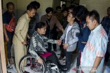 Tenaga Ahli Madya  Kedeputian V Bidang Kajian dan Pengelolaan Isu Politik. Hukum, Pertahanan, Keamanan dan HAM Strategis Staf Presiden RI Sunarman Sukamto (ketiga kiri) berdialog dengan sejumlah penyandang disabilitas netra di Asrama Nuri BRSPDSN Wyata Guna, Bandung, Jawa Barat, Rabu (22/1/202). Tenaga Ahli Madya Staf Kepresidenan RI tersebut meninjau dan mengunjungi Balai Wyata Guna serta mahasiswa tunanetra untuk mengetahui informasi dan fakta yang terjadi terkait regulasi permensos No 18 Tahun 2018. ANTARA JABAR/Novrian Arbi/agr