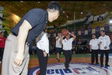 Wakil Gubernur Jawa Barat UU Ruzhanul Ulum melempar bola basket saat pembukaan pelatihan dan pendidikan bola basket guru olahraga di GOR Arcamanik, Bandung, Jawa Barat, Rabu (22/1/2020). National Basketball Association (NBA) bekerjasama dengan Pemprov Jawa Barat menyelenggarakan program Akademi Pelatih Jr NBA dalam rangka melatih pelatih dan guru olahraga di Jabar untuk mempelajari standar pelatihan NBA di bawah arahan profesional. ANTARA FOTO/M Agung RajasaANTARA FOTO/M Agung Rajasa (ANTARA FOTO/M Agung Rajasa)