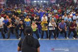 Ribuan guru olahraga mengikuti pelatihan dan pendidikan bola basket di GOR Arcamanik, Bandung, Jawa Barat, Rabu (22/1/2020). National Basketball Association (NBA) bekerjasama dengan Pemprov Jawa Barat menyelenggarakan program Akademi Pelatih Jr NBA dalam rangka melatih pelatih dan guru olahraga di Jabar untuk mempelajari standar pelatihan NBA di bawah arahan profesional. ANTARA JABAR/M Agung Rajasa/agr