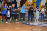 Sejumlah guru olahraga mengikuti pelatihan dan pendidikan bola basket di GOR Arcamanik, Bandung, Jawa Barat, Rabu (22/1/2020). National Basketball Association (NBA) bekerjasama dengan Pemprov Jawa Barat menyelenggarakan program Akademi Pelatih Jr NBA dalam rangka melatih pelatih dan guru olahraga di Jabar untuk mempelajari standar pelatihan NBA di bawah arahan profesional. ANTARA JABAR/M Agung Rajasa/agr