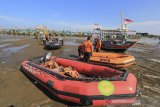 Personel Polair dan BPBD Indramayu menyiapkan perahu karet untuk melakukan pencarian nelayan yang tenggelam di pantai Dadap, Juntinyuat, Indramayu, Jawa Barat, Rabu (22/1/2020). Seorang nelayan bernama Masroni (35) yang merupakan ABK KM Cawuk terjatuh akibat diterjang ombak setinggi 2 meter ketika menjaring ikan. ANTARA JABAR/Dedhez Anggara/agr