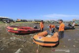 Personel Polair dan BPBD Indramayu menyiapkan perahu karet untuk melakukan pencarian nelayan yang tenggelam di pantai Dadap, Juntinyuat, Indramayu, Jawa Barat, Rabu (22/1/2020). Seorang nelayan bernama Masroni (35) yang merupakan ABK KM Cawuk terjatuh akibat diterjang ombak setinggi 2 meter ketika menjaring ikan. ANTARA JABAR/Dedhez Anggara/agr