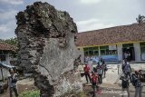 Pengunjung melihat sisa-sisa bangunan Keresidenan Sukapura sebagai heritage cikal bakal terbentuknya pemerintah daerah Tasikmalaya di Sukaraja, Kabupaten Tasikmalaya, Jawa Barat, Rabu (22/1/2020). Puing bangunan itu adalah reruntuhan kediaman Adipati Raden Tumenggung Wiradadaha yang merupakan pimpinan pertama Keresidenan Sukapura tahun 1632 M atau sekarang dikenal sebagai wilayah Tasikmalaya, Jawa Barat. ANTARA JABAR/Adeng Bustomi/agr
