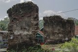 Pengunjung melihat sisa-sisa bangunan Keresidenan Sukapura sebagai heritage cikal bakal terbentuknya pemerintah daerah Tasikmalaya di Sukaraja, Kabupaten Tasikmalaya, Jawa Barat, Rabu (22/1/2020). Puing bangunan itu adalah reruntuhan kediaman Adipati Raden Tumenggung Wiradadaha yang merupakan pimpinan pertama Keresidenan Sukapura tahun 1632 M atau sekarang dikenal sebagai wilayah Tasikmalaya, Jawa Barat. ANTARA JABAR/Adeng Bustomi/agr
