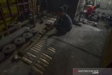 Perajin menyelesaikan produksi gamelan di Galeri Gamelan Bah Omo, Cipageran, Cimahi, Jawa Barat, Rabu (22/1/2020). Gamelan Bah Omo yang ada sejak 1920 dan memasuki generasi ke-5 ini telah mengekspor gamelan ke berbagai benua terutama Eropa seharga Rp 15 juta hingga Rp 300 juta per set tergantung dari bahan baku yang digunakan. ANTARA JABAR/Raisan Al Farisi/agr