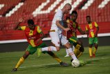 Pesepak bola PSM Makassar Willem Jan Pluim (kedua kiri) menggiring bola yang dihadang pesepak bola Lalenok United Timor Leste Francisco Minorino Savio (kiri) dan Francisco Da Costa (kedua kanan) dalam pertandingan play off AFC Cup 2020 di Stadion I Wayan Dipta, Gianyar, Bali, Rabu (22/1/2020). PSM Makassar menang atas Lalenok United, Timor Leste dengan skor 4-1. Antaranews Bali/Nyoman Budhiana.